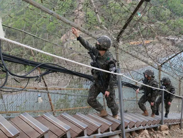 韓国軍「南下した北朝鮮軍1人の身柄を確保」…「亡命」の意思明らかに