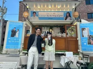 Suzy (อดีต Miss A) และ Kim WooBin ของขวัญรถกาแฟจาก Lee Jung Seok... ก้มลงและถ่ายรูปรับรองอย่างกระตือรือร้น