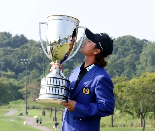 優勝カップを手に喜ぶ平田憲聖（写真：wowKorea）