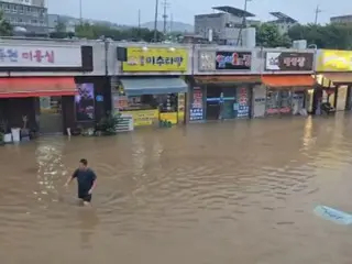 ฝนตกหนักช่วงฤดูใบไม้ร่วง อพยพประชาชน 1,500 คน...น้ำท่วมถนน 107 สาย