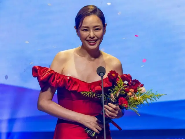 女優イ・ハニが「第15回KOREA DRAMA AWARDS」で大賞を受賞した。