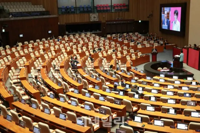 「国会議員の学歴、韓国が最も高い国に」...3人に1人は「博士」