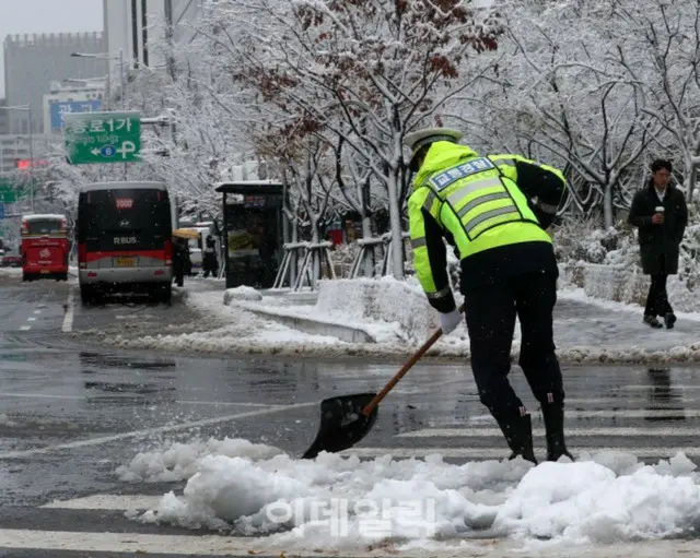 過去最悪の大雪に倒れてぶつかり...ソウル市で38件の事故措置