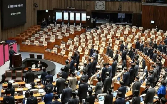 共に民主党、弾劾表決に不参加の国会議員は除名の国民召喚法発議＝韓国