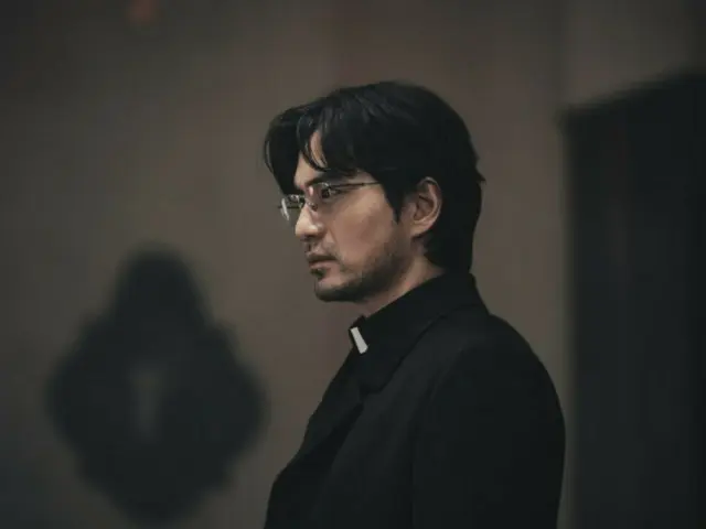 ภาพยนตร์เรื่อง "Black Nuns" Lee Jin-wook กลายเป็นนักบวชที่ต่อต้านการไล่ผี ... ข้อขัดแย้งกับ Song Hye Kyo และ Choi Yeo-bin