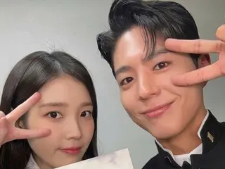 IU และ Park BoGum ดูดีมากในชุดยูนิฟอร์มยุค 70...ภาพลักษณ์ที่สดชื่น