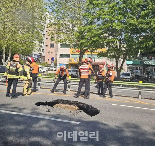 また江東区で1.5mの深さの道路陥没…現場調査中＝韓国ソウル