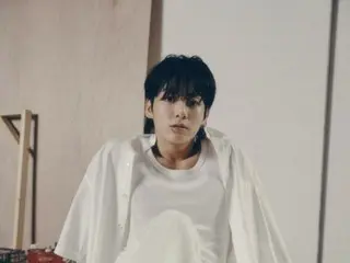 วิดีโอเสียง YouTube อย่างเป็นทางการของ JUNG KOOK สำหรับเพลง "Standing Next to You" มียอดชมทะลุ 100 ล้านครั้ง