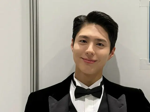 พัคโบกอม ในชุดสูทเท่ๆ พร้อมรอยยิ้มอ่อนโยน... ทักทายหลังเสร็จสิ้นหน้าที่พิธีกรงาน Baeksang Arts Awards