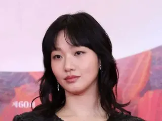 นักแสดงสาว คิมโกอึน มอบดอกไม้และตะกร้าผลไม้ให้กับพนักงานทุกคนในบริษัทของเธอเนื่องในวันพ่อแม่