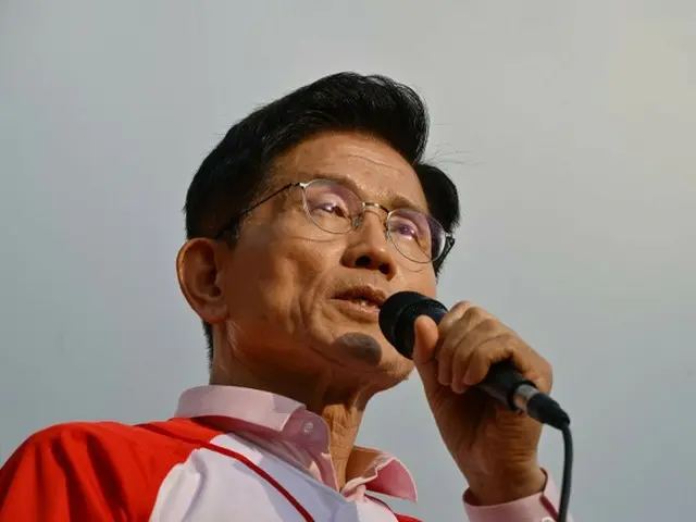 คิม มุน-ซู ผู้สมัครชิงตำแหน่งประธานาธิบดีจากพรรค People Power และอี แจ-มยอง ต่างประณามผู้สมัครจากพรรคเดโมแครต โดยกล่าวว่า "กระจกกันกระสุนสามารถปกป้องฉันจากอาชญากรได้หรือเปล่า ฉันไม่จำเป็นต้องใส่เสื้อกันกระสุนด้วยซ้ำ" (เกาหลีใต้)