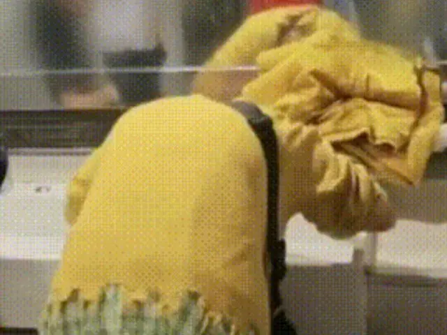 หญิงสระผมด้วยสบู่ล้างมือในห้องน้ำสนามบินเกาหลีก่อให้เกิดการถกเถียง (เกาหลี)