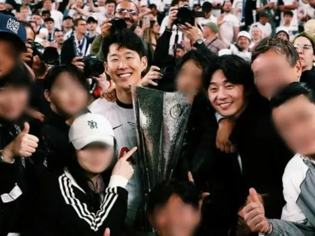 นักเตะซน ฮึงมิน คว้าแชมป์ถ้วยแรกในชีวิต...โดยมีเพื่อนซี้ของเขา พัค ซอจุน อยู่เคียงข้าง