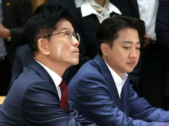นายคิม มิน-ซอก ประธานคณะกรรมการยุทธศาสตร์การเลือกตั้งร่วมของพรรคเดโมแครต กล่าวว่า "มีความเป็นไปได้สูงที่ผู้สมัครอย่างนายคิม มุน-ซู และนายอี จุน-ซอก จะรวมกันเป็นหนึ่ง...คะแนนนิยมของพวกเขาจะลดลง" (เกาหลีใต้)