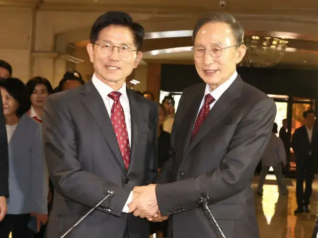 李明博元大統領、金文洙候補に会う…「最後まで一本化を」＝韓国