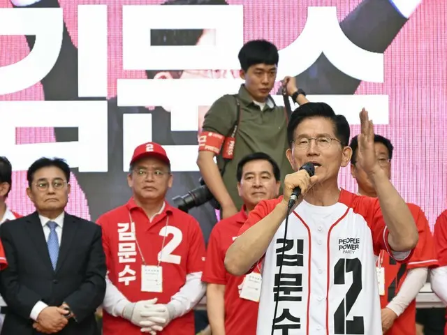 ผู้สมัคร คิม มุน ซู ชี้ อี แจ มยอง “ภรรยาผมใช้บัตรเครดิตของบริษัท ลูกชายผมใช้คำพูดหยาบคาย”... “ครอบครัวผมแตกต่าง” = เกาหลีใต้