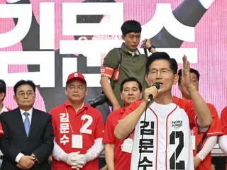 ผู้สมัคร คิม มุน ซู ชี้ อี แจ มยอง “ภรรยาผมใช้บัตรเครดิตของบริษัท ลูกชายผมใช้คำพูดหยาบคาย”... “ครอบครัวผมแตกต่าง” = เกาหลีใต้