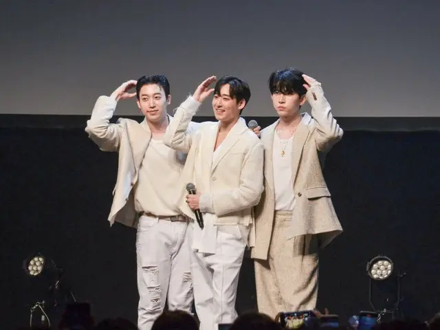[รายงานอย่างเป็นทางการ] ฮุน, เควิน และคิซอป แห่งวง UKISS รู้สึกดีใจมากที่กลับมารวมตัวกันบนเวทีอีกครั้งในรอบ 8 ปี! รายงานจากวันแรกของงาน Tokyo Fan Live มาถึงแล้ว!