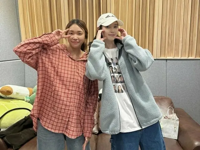 อีจินอา ซึ่งมีส่วนร่วมในการเรียบเรียงเพลง “Red Shoes” ของ IU กล่าวว่า “ฉันหลงใหลในน้ำเสียงของเธอ”