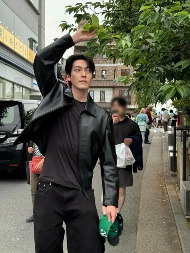 キム・ウビン、レザージャケットでたくましさ強調