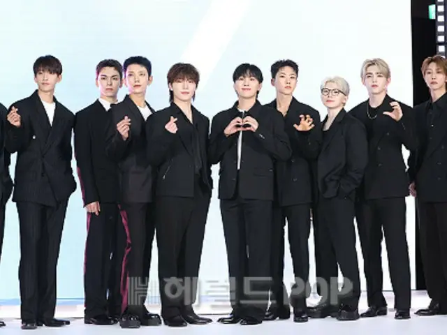 [ภาพ] “SEVENTEEN” ทักทายผู้ชมในชุดสูทสุดเท่