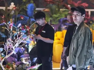 ฮวัง ดงฮยอก ผู้กำกับซีรีส์ "Squid Game 3" กล่าวว่า "ซีรีส์นี้ดูมืดหม่นและโหดร้ายกว่าซีซัน 2... แต่ในขณะเดียวกันก็ค่อนข้างแปลกประหลาดและตลกขบขัน"