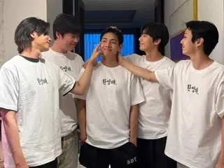 “BTS” วี ปลดประจำการจากงานเลี้ยงต้อนรับทหารของ พัคซอจุน พัคฮยองซิก และชเวอูชิก... “ราชากลับมาแล้ว”