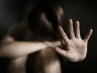 สาววัย 20 เข้าห้องน้ำชายแก้ผ้า...คนร้ายโยนความผิดให้ "สลับเพศ" = เกาหลี