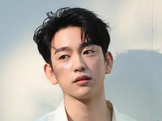 จินยอง (GOT7) มีเสน่ห์ด้วยสายตาที่เหมือนทะเลสาบ...ภาพลักษณ์ที่ไม่ซ้ำใคร