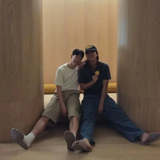 コン・ユ、ソン・フンミンとあたたかいツーショット…「お兄さんの応援のおかげで優勝できた」