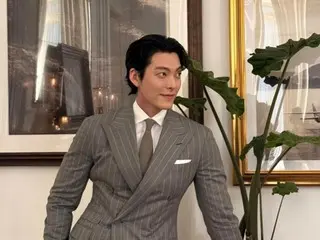 คิมอูบินดูดีในชุดสูท...เขาสร้างเสน่ห์ให้มิลานด้วยหุ่นที่โดดเด่นของเขา