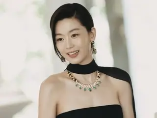 นักแสดงสาวจอนจีฮี สะกดบาร์เซโลน่าด้วยออร่าอันล้นเหลือของเธอ... เธอสง่างามจนสามารถใส่ชุดไหนก็เข้าได้