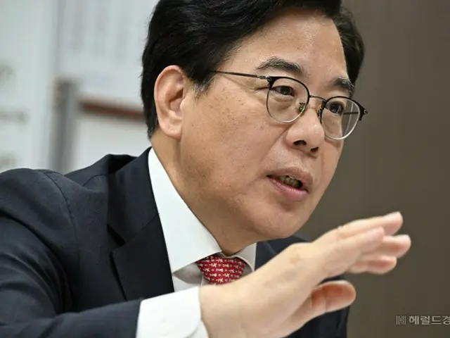 ซอง ออน-ซอก หัวหน้าพรรคพลังประชาชน กล่าวว่า "ผมต้องการให้ประชาชนเป็นผู้นำในการหยุดยั้งการอาละวาดของรัฐบาลอี แจ-มยอง" (เกาหลีใต้)