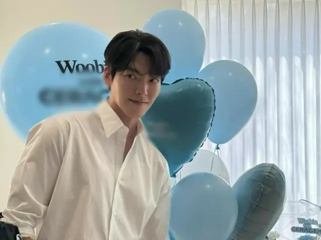 นักแสดงคิมอูบินเป็นที่รู้จักถึงความเป็นคนสบายๆ สไตล์ "นักเลง"...เสื้อของเขาใส่พอดีตัวสุดๆ!