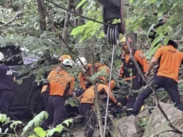江原道襄陽郡の国道44号線で転落した男性の救助に当たる消防隊員（写真＝江原道消防本部提供）