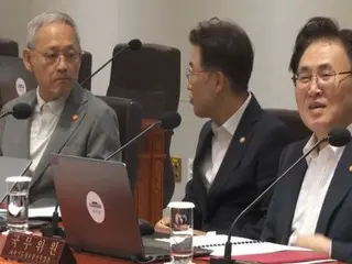 เมื่อประธานาธิบดีเข้ามาในห้อง เขาก็รีบถอดเน็คไทออก... "ไม่มีกฎการแต่งกายเหรอ?" = เกาหลีใต้