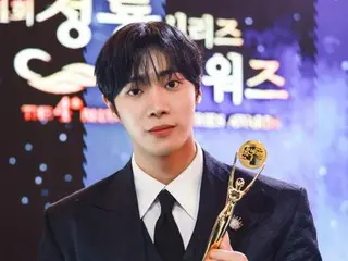 ชู ยองอู ดาราจากซีรีส์ "Trauma Code" ทาง Netflix ที่ "กำลังประสบกับความสูญเสีย" คว้ารางวัลนักแสดงหน้าใหม่ยอดเยี่ยมจากงาน "4th Blue Dragon Series Awards"... "รางวัลที่จะอยู่ในความทรงจำตลอดไป"