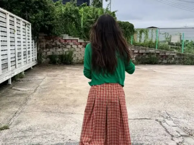 女優コ・ヒョンジョン、後ろ姿は間違いなく「少女」…究極の”ラブリー”