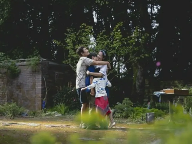 อีบยองฮุนและซนเยจินรับบทสามีภรรยาในภาพยนตร์เรื่อง "It Can't Be Helped" พร้อมปล่อยภาพครอบครัวสุดหวาน