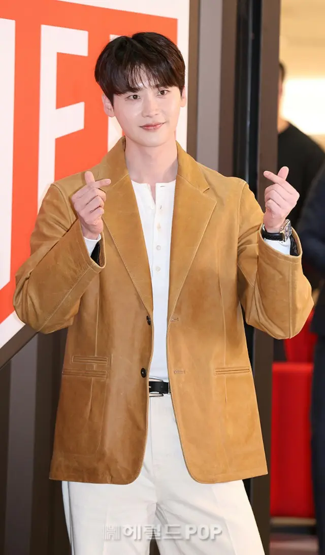 俳優イ・ジョンソク、キスシーンの撮影中に…