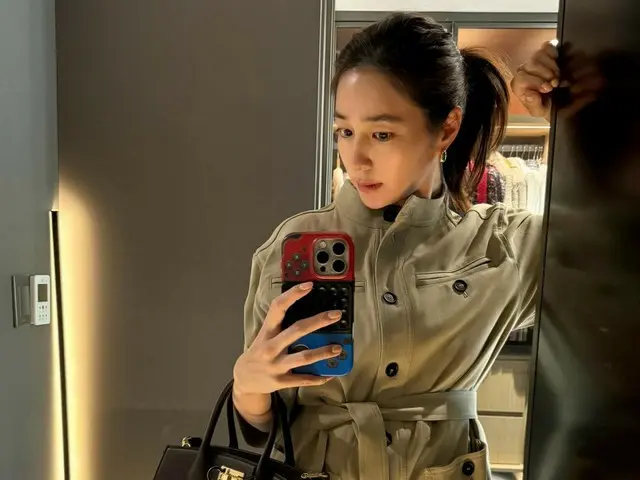 อีมินจอง สวมเสื้อแจ็คเก็ตลงถ่ายรูปกลางแจ้งที่อุณหภูมิ 43 องศาเซลเซียส... "สิ่งเดียวที่ได้มาคือใบหน้าที่เหนื่อยล้า"
