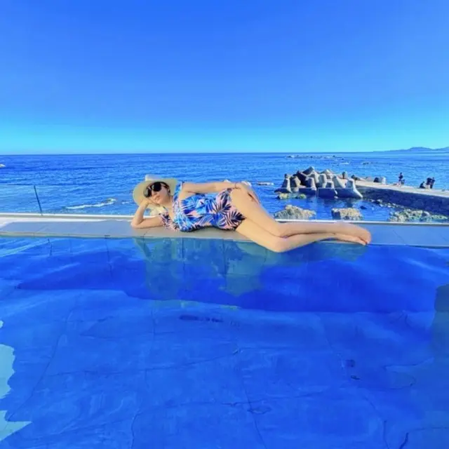 歌手キム・ワンソン、「ぜい肉ゼロ」56歳って本当？…信じられないほどの水着スタイル公開