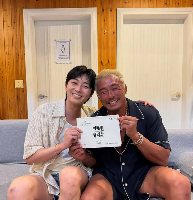 秋山成勲、パク・ソジュンと誕生日パーティー