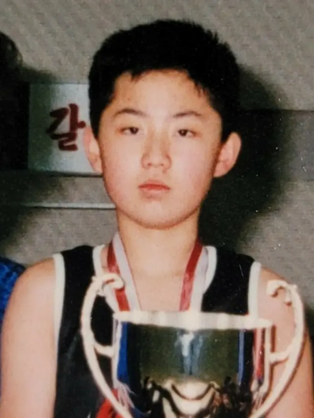 金正恩氏の13歳当時の写真、初公開「バスケ少年」＝韓国