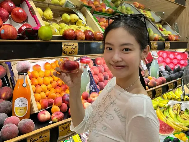 「BLACKPINK」JENNIE、ワールドツアー中のほっこりするひとときを公開…素顔で街中を散策01