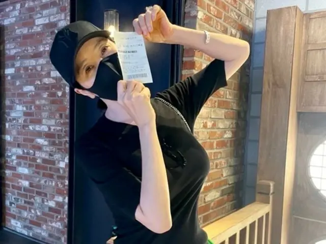 「シグナル」続編決定の俳優キム・ヘス、超ミニスカートでパーフェクトなSラインをアピール…自己管理の高段者ぶり発揮