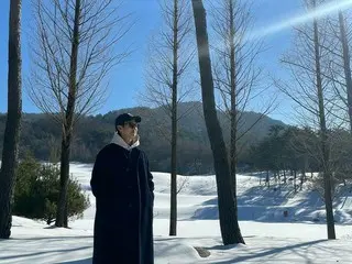 นักแสดงชเวอูชิกทักทายส่งท้ายปีขณะยืนอยู่บนทุ่งที่เต็มไปด้วยหิมะ