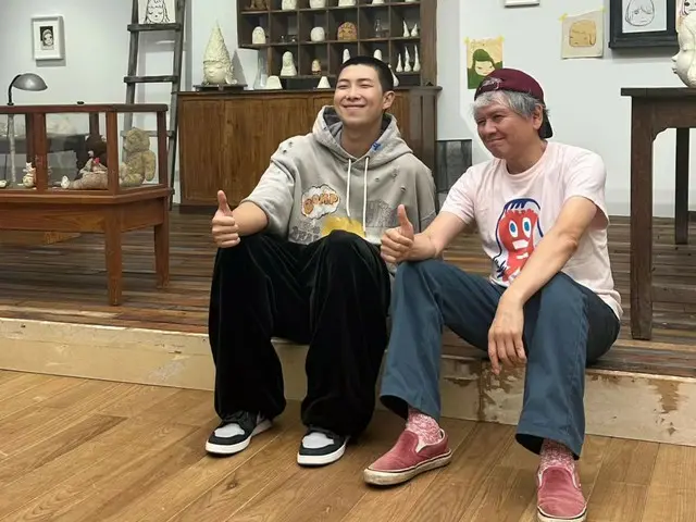 RM "BTS" เยี่ยมชมนิทรรศการของศิลปินชาวญี่ปุ่น Yoshitomo Nara และถ่ายรูปพร้อมลายเซ็นกับเขา