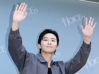 [ภาพ] นักแสดงพัคซอจุนเข้าร่วมงานเปิดร้านป๊อปแบรนด์แฟชั่น... ยกมือทั้งสองทักทายทักทาย