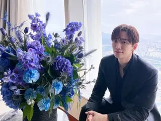 "2PM" ลุคอันตระการตาของจุนโฮที่ทำให้แม้แต่ดอกไม้ก็พร่าเลือน... สะกดใจด้วยรอยยิ้มอันอ่อนโยนของเขา